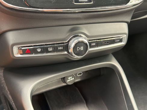 Certified 2023 Volvo XC40 B5 Plus w/ Climate Package AWD/4WD image 18