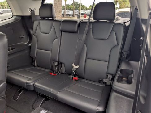 Used 2024 Kia Telluride EX w/ EX Captain's Chair Package FWD image 17