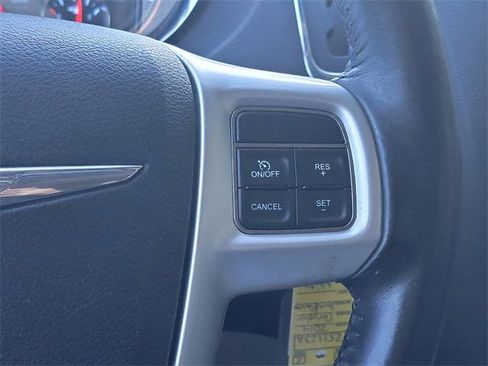Used 2014 Chrysler Town & Country Touring image 36