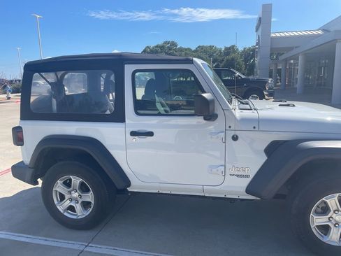 Used 2019 Jeep Wrangler Sport AWD/4WD image 4