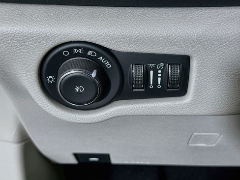 Used 2024 Chrysler Pacifica Touring-L FWD image 17