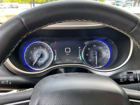 Used 2022 Chrysler Pacifica Touring-L FWD image 25