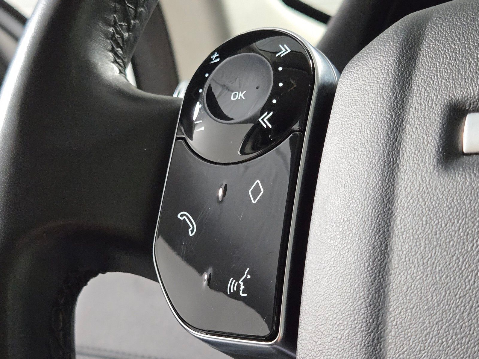 Used 2020 Land Rover Discovery Sport AWD/4WD image 23