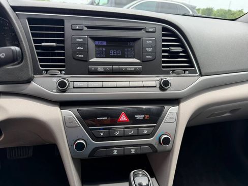 Used 2018 Hyundai Elantra SE FWD image 11