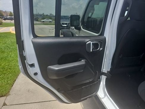 Used 2025 Jeep Wrangler Unlimited Rubicon AWD/4WD image 14