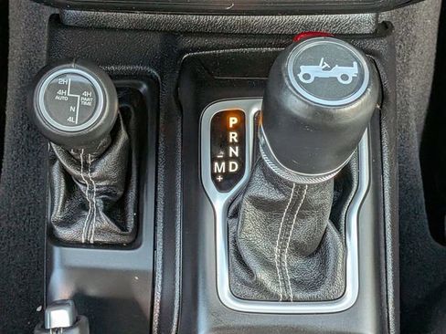 Used 2018 Jeep Wrangler Unlimited Sahara w/ Dual Top Group AWD/4WD image 17