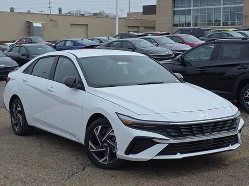 Certified 2025 Hyundai Elantra SEL image 2