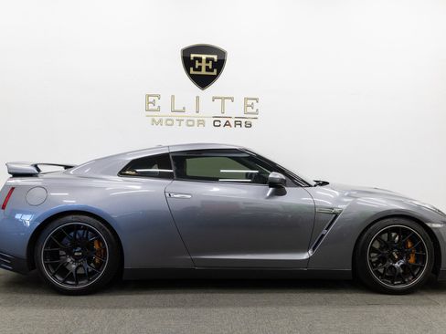 Used 2013 Nissan GT-R Premium image 10