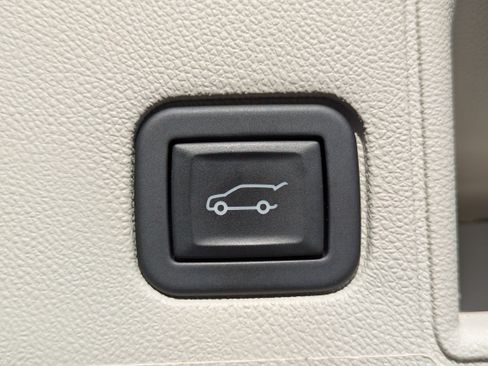 Used 2023 GMC Terrain Denali image 8