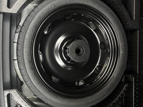 Certified 2025 Volkswagen Taos SE image 22