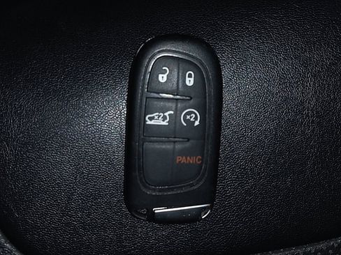 Used 2023 Jeep Cherokee Altitude Lux image 32