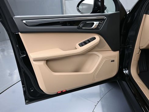 Certified 2026 Porsche Macan AWD/4WD image 15