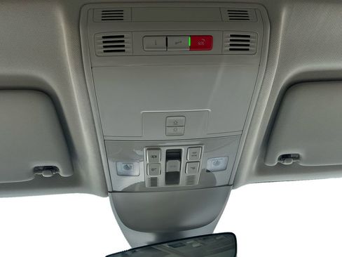 New 2025 Volkswagen Taos SE image 19