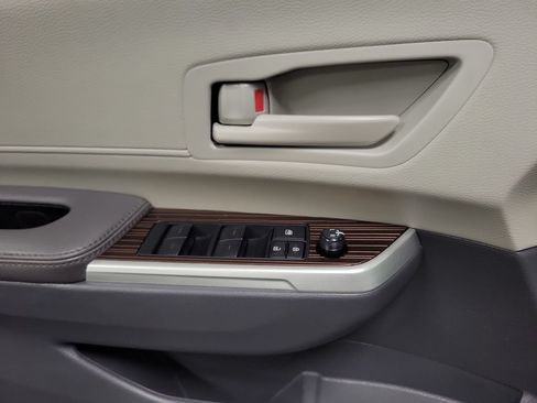 Used 2024 Toyota Sienna LE FWD image 18