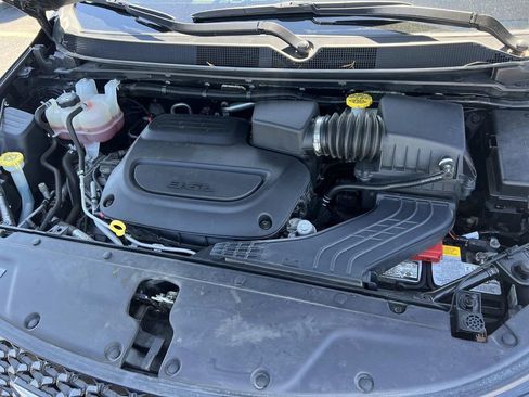 Used 2023 Chrysler Pacifica Touring-L FWD image 9
