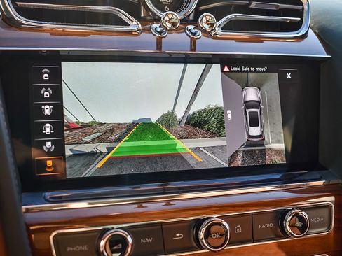 Used 2023 Bentley Bentayga Azure image 26