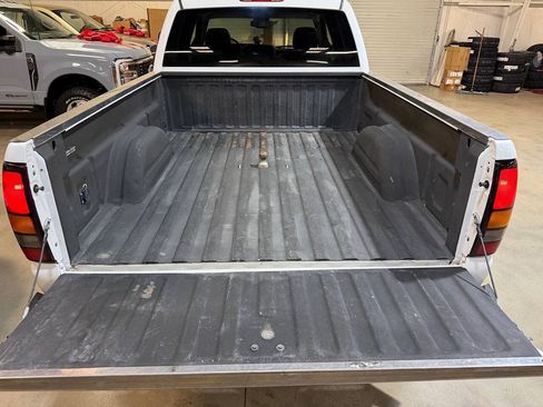 Used 2006 GMC Sierra 2500 SLT w/ Heavy-Duty Power Package AWD/4WD image 16