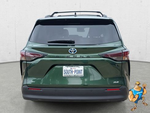 Used 2025 Toyota Sienna XLE FWD image 6