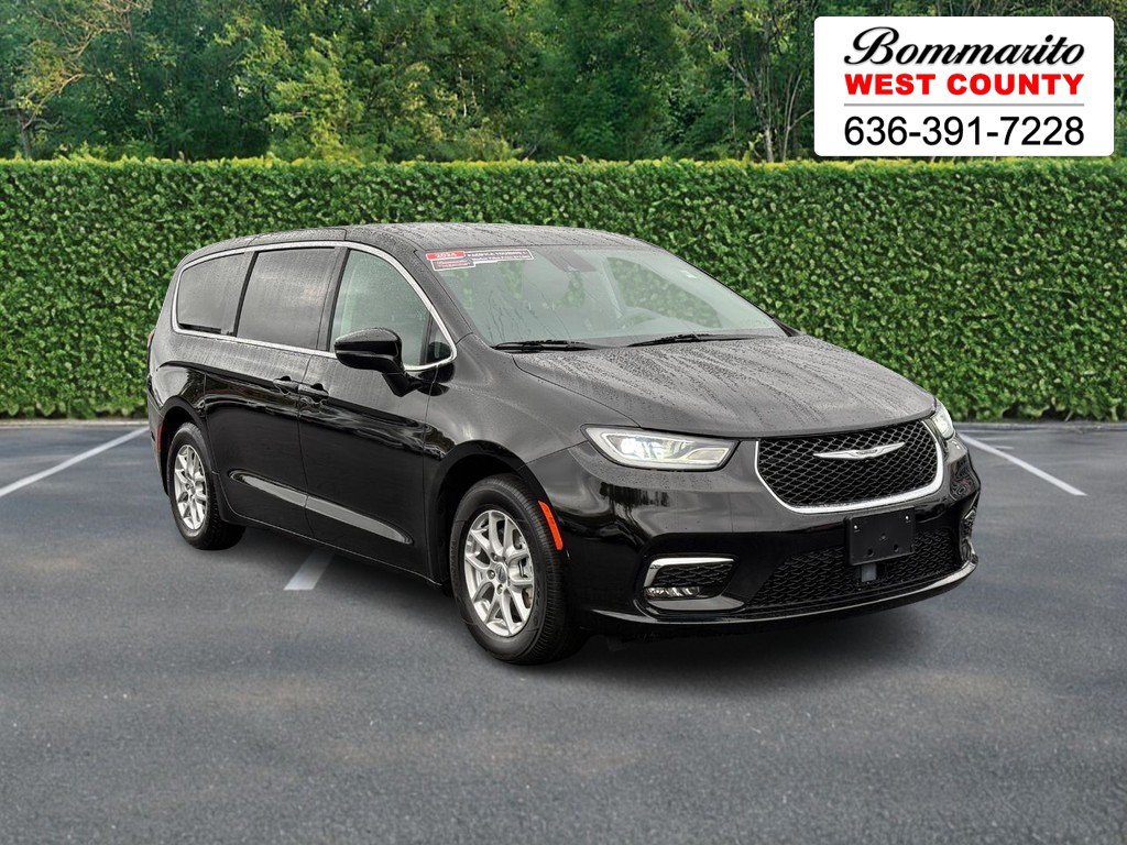 Used 2024 Chrysler Pacifica Touring-L FWD image 1