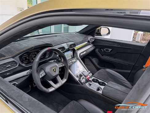 Used 2024 Lamborghini Urus Performante AWD/4WD image 2