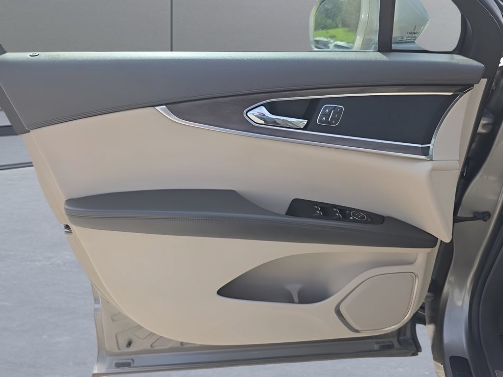 Used 2017 Lincoln MKX Reserve w/ Driver Assistance Package AWD/4WD image 19