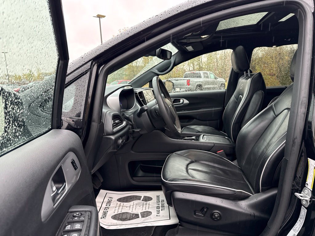 Used 2025 Chrysler Pacifica Limited FWD image 23