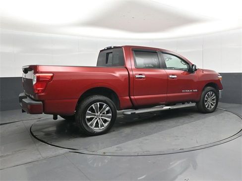 Used 2018 Nissan Titan SL image 4