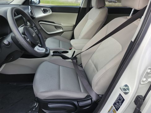 Used 2025 Kia Soul LX w/ LX Technology Package image 21