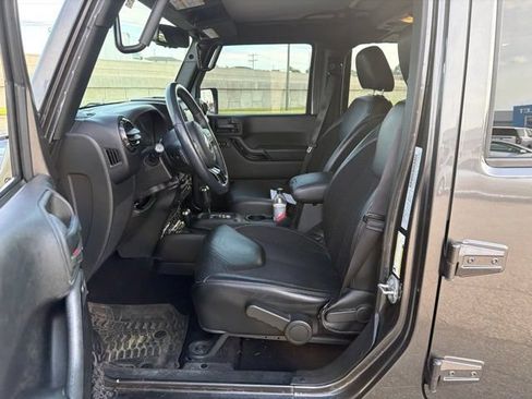 Used 2017 Jeep Wrangler Unlimited Sahara AWD/4WD image 8