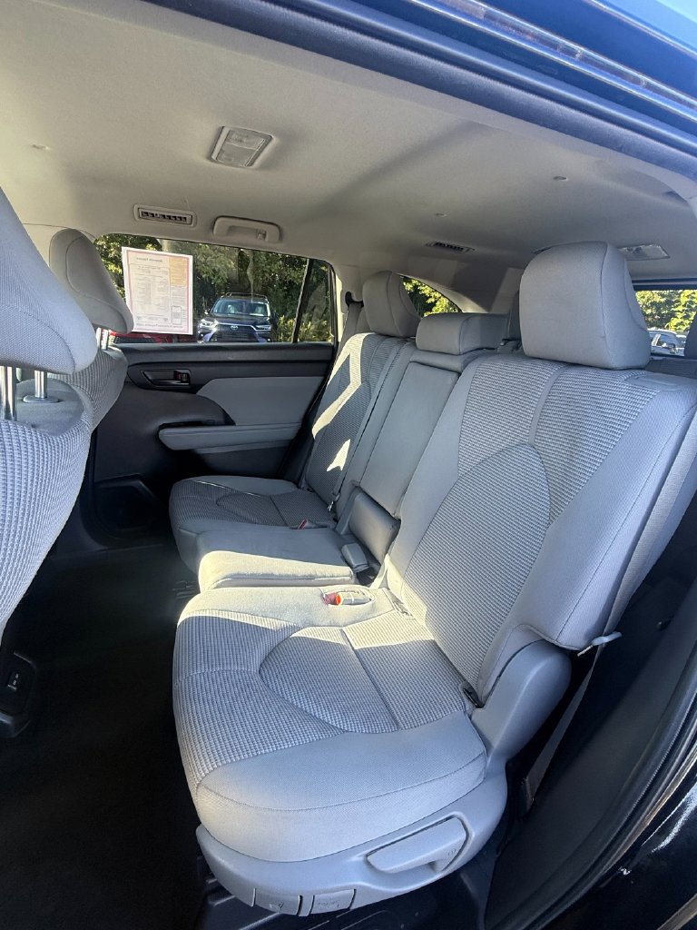 Used 2022 Toyota Highlander LE AWD/4WD image 24