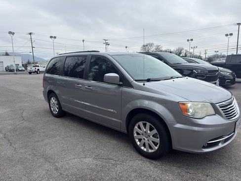 Used 2013 Chrysler Town & Country Touring image 4