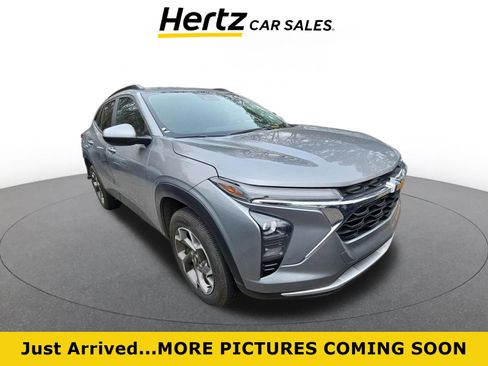 Used 2025 Chevrolet Trax LT image 1