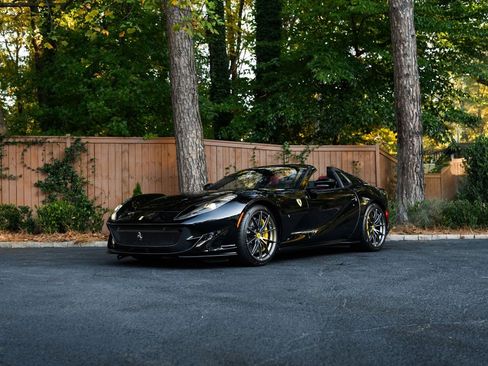 Used 2021 Ferrari 812 GTS image 1