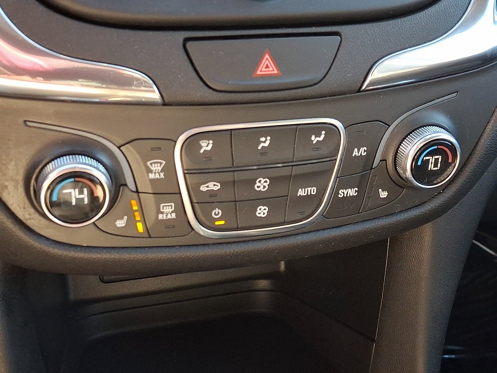 Used 2020 Chevrolet Equinox LT w/ Driver Convenience Package AWD/4WD image 16