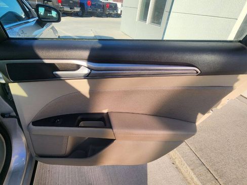 Used 2019 Ford Fusion SE FWD image 21