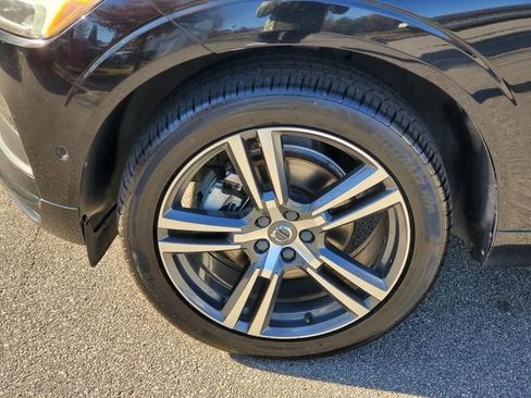 Used 2019 Volvo XC60 T5 Momentum w/ Multimedia Package image 12
