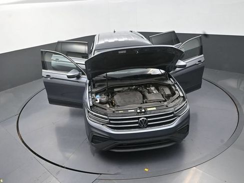 Used 2024 Volkswagen Tiguan SE AWD/4WD image 40