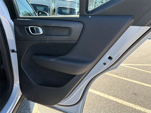 Used 2021 Volvo XC40 T4 Momentum image 16