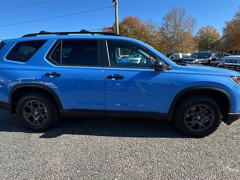 Used 2025 Honda Pilot TrailSport image 4