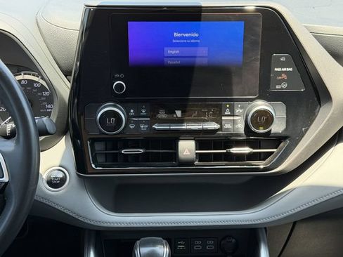 Used 2024 Toyota Highlander LE FWD image 17