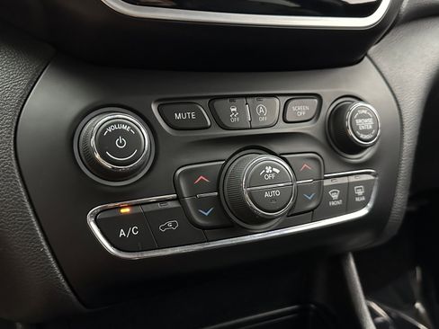 Used 2019 Jeep Cherokee Limited image 16