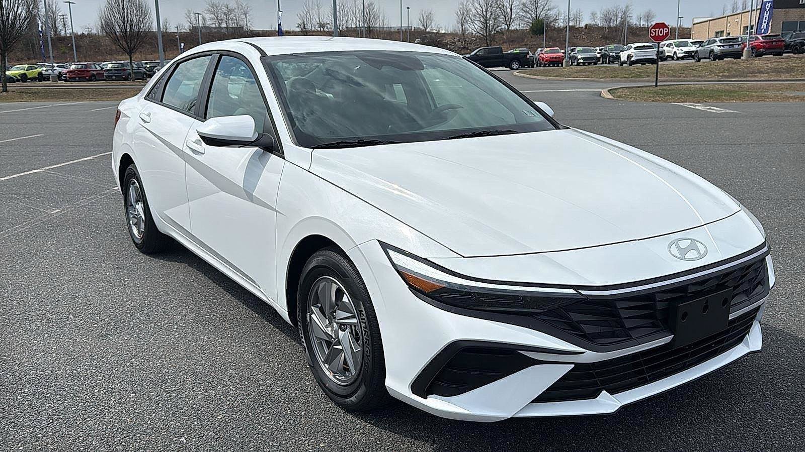 Used 2026 Hyundai Elantra SE FWD image 1
