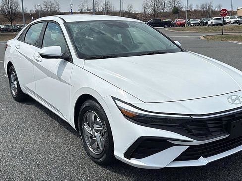 Used 2026 Hyundai Elantra SE FWD image 1