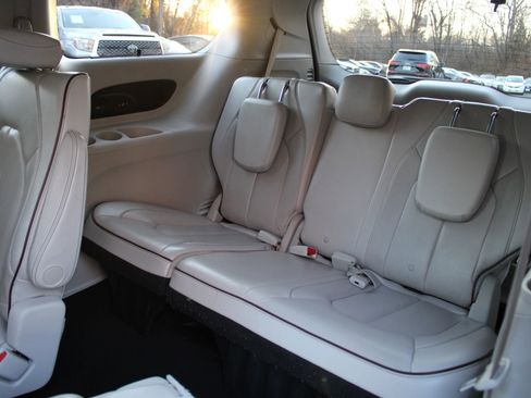 Used 2020 Chrysler Pacifica Limited image 17