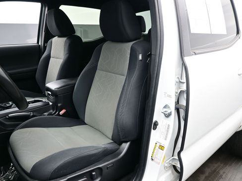 Used 2022 Toyota Tacoma TRD Sport image 12