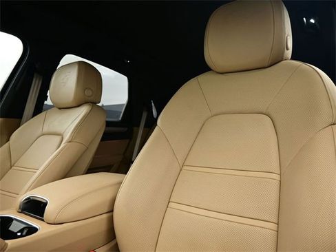 Used 2023 Porsche Cayenne S Platinum w/ Assistance Package image 18