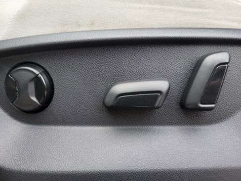 Used 2020 Volkswagen Tiguan SE image 19