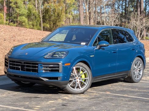 Certified 2025 Porsche Cayenne Coupe AWD/4WD image 1
