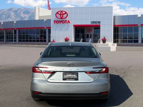 Used 2026 Toyota Camry Hybrid FWD image 4