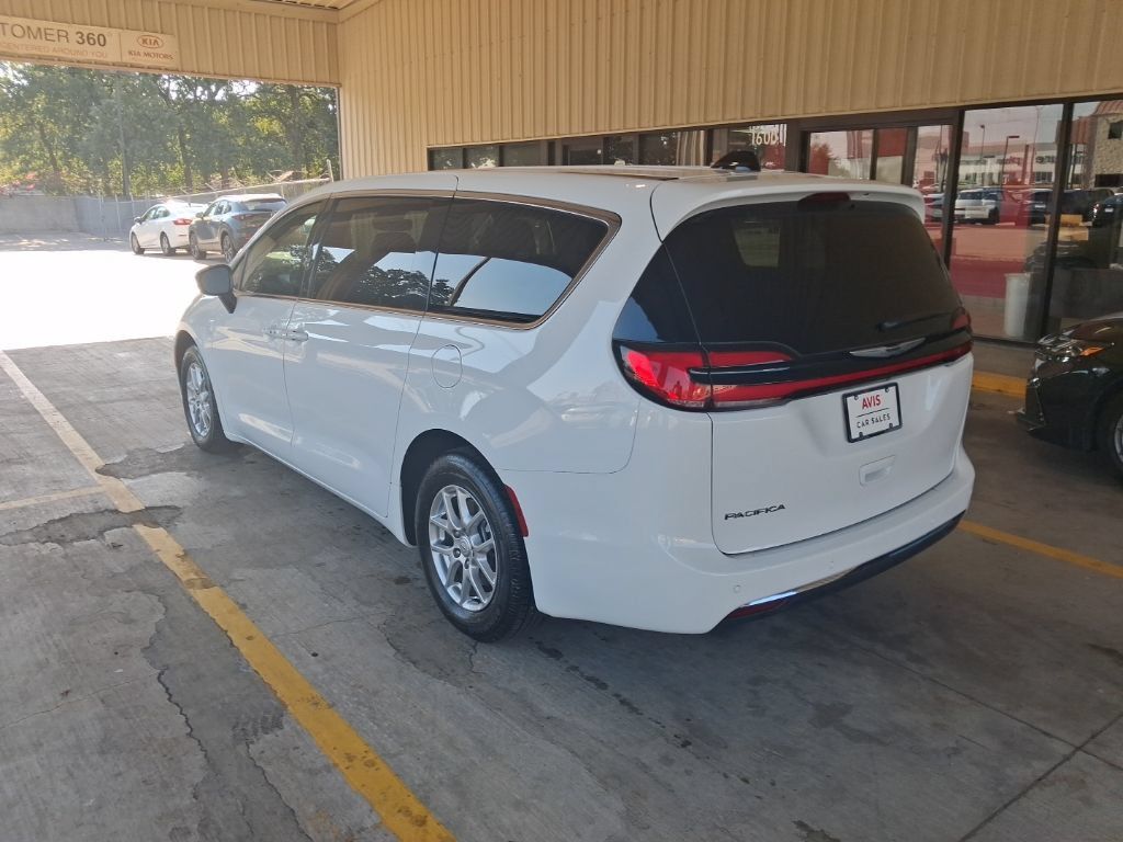 Used 2025 Chrysler Pacifica Select FWD image 8